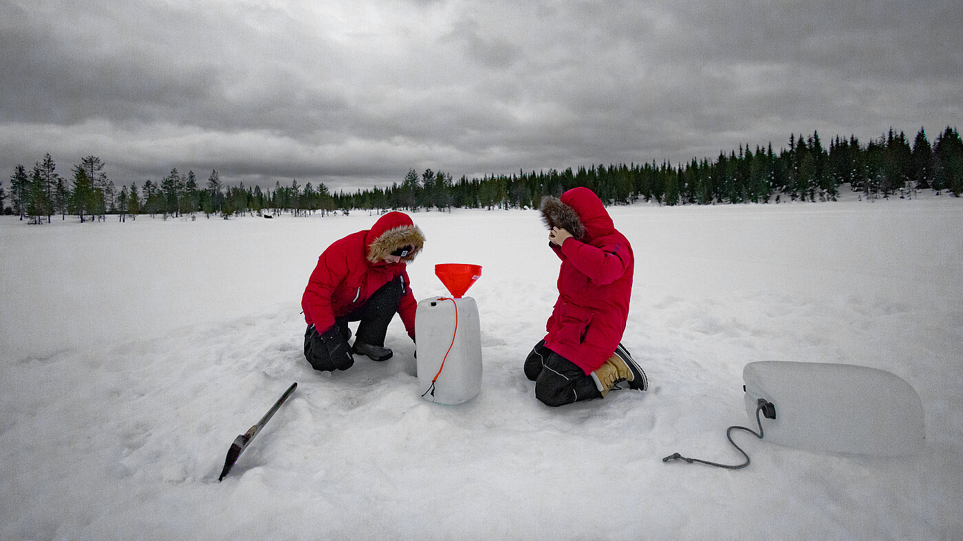 Eisangeln mit Kindern in Lappland Winter