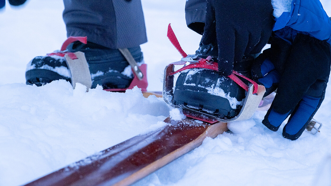 Winterausrüstung wird für Skiwandern in Lappland vorbereitet
