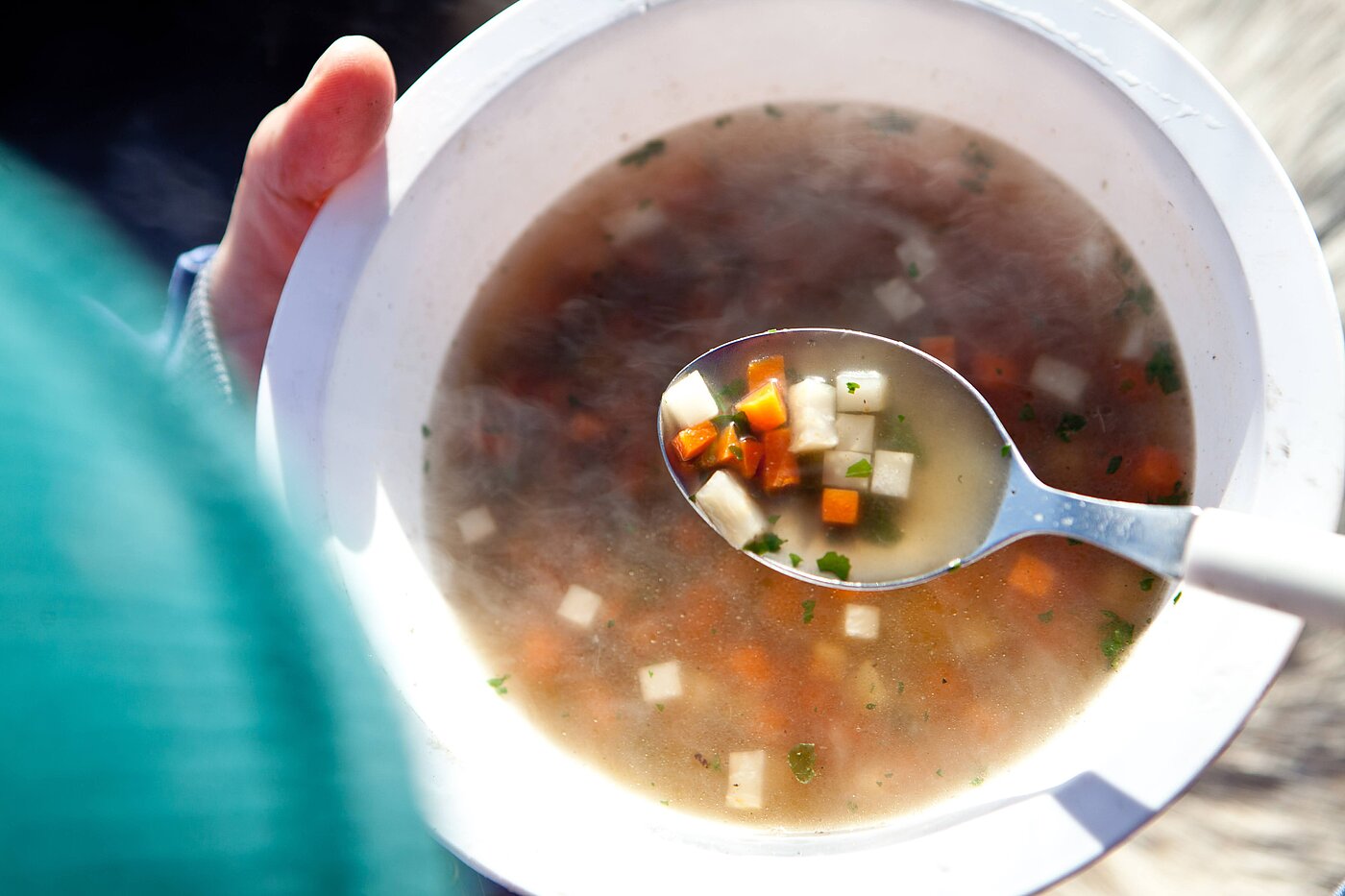 Warme Suppe aus regionaler Küche bei Huskytour in Lappland