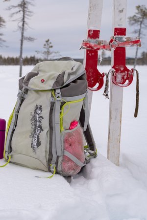 Ausrüstung Skiwandern Lappland Rucksack im Schnee