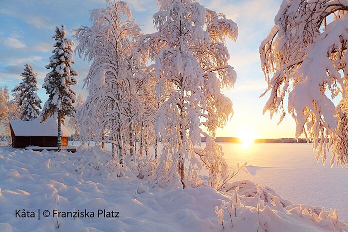 Kåta am See im Winter
