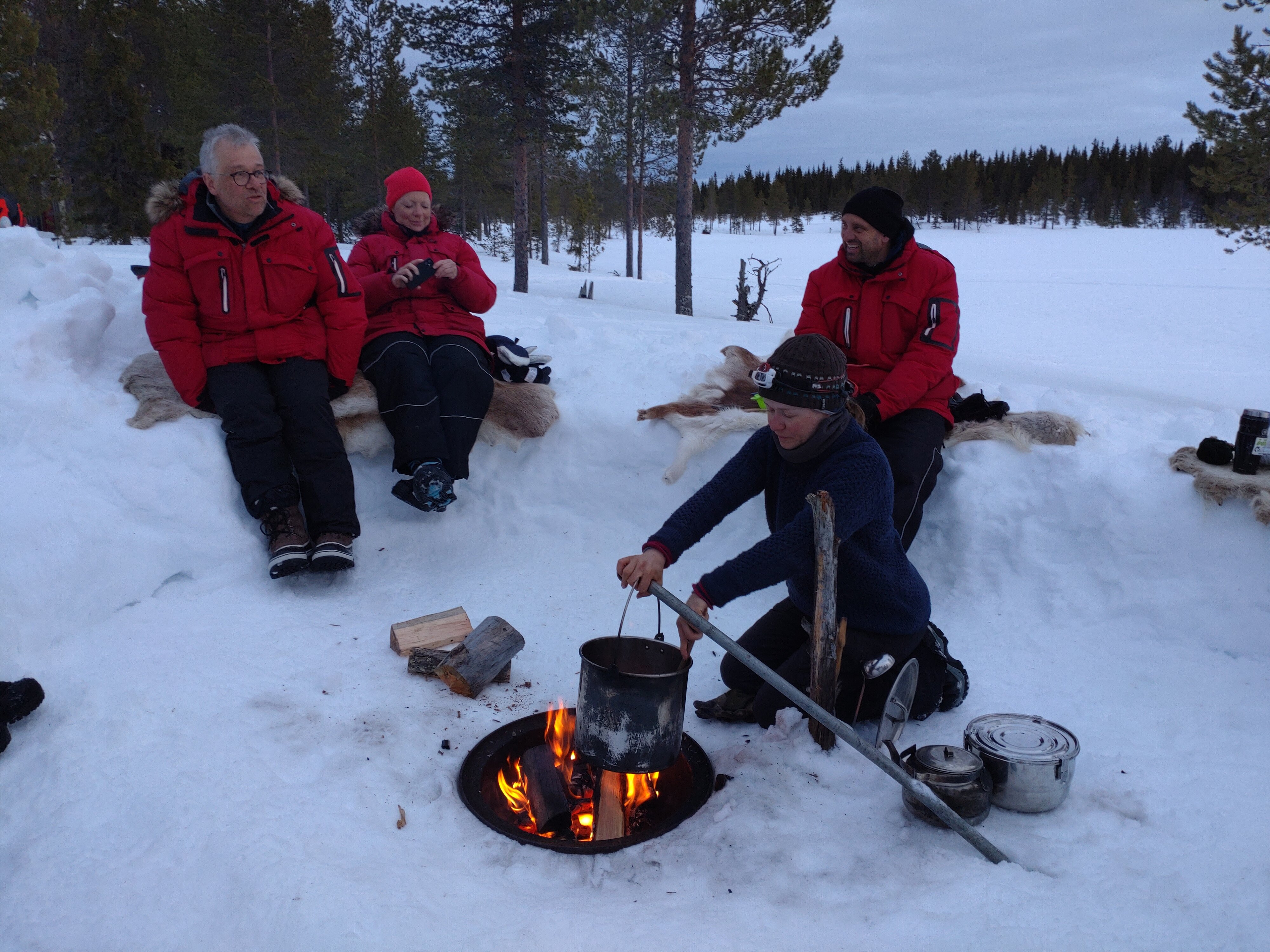 Pause am Lagerfeuer während Silbertrail Lappland