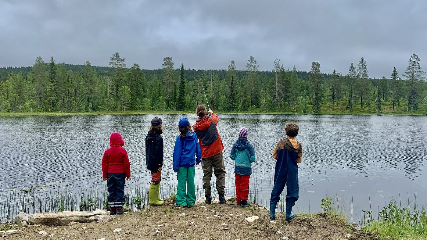 Kinder am See im Familienurlaub Schweden