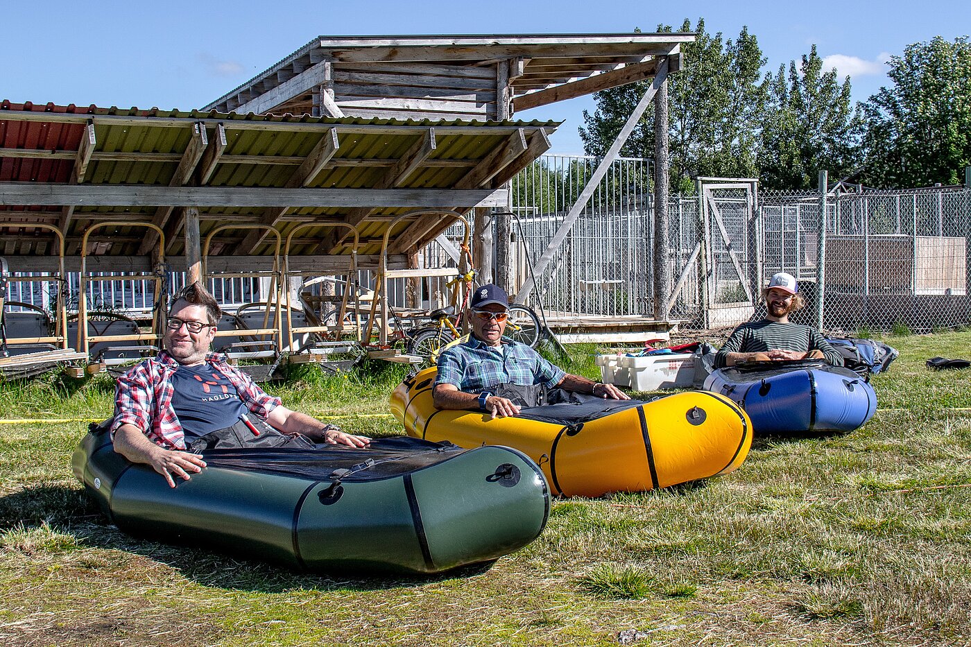 Packraft auf dem Gras