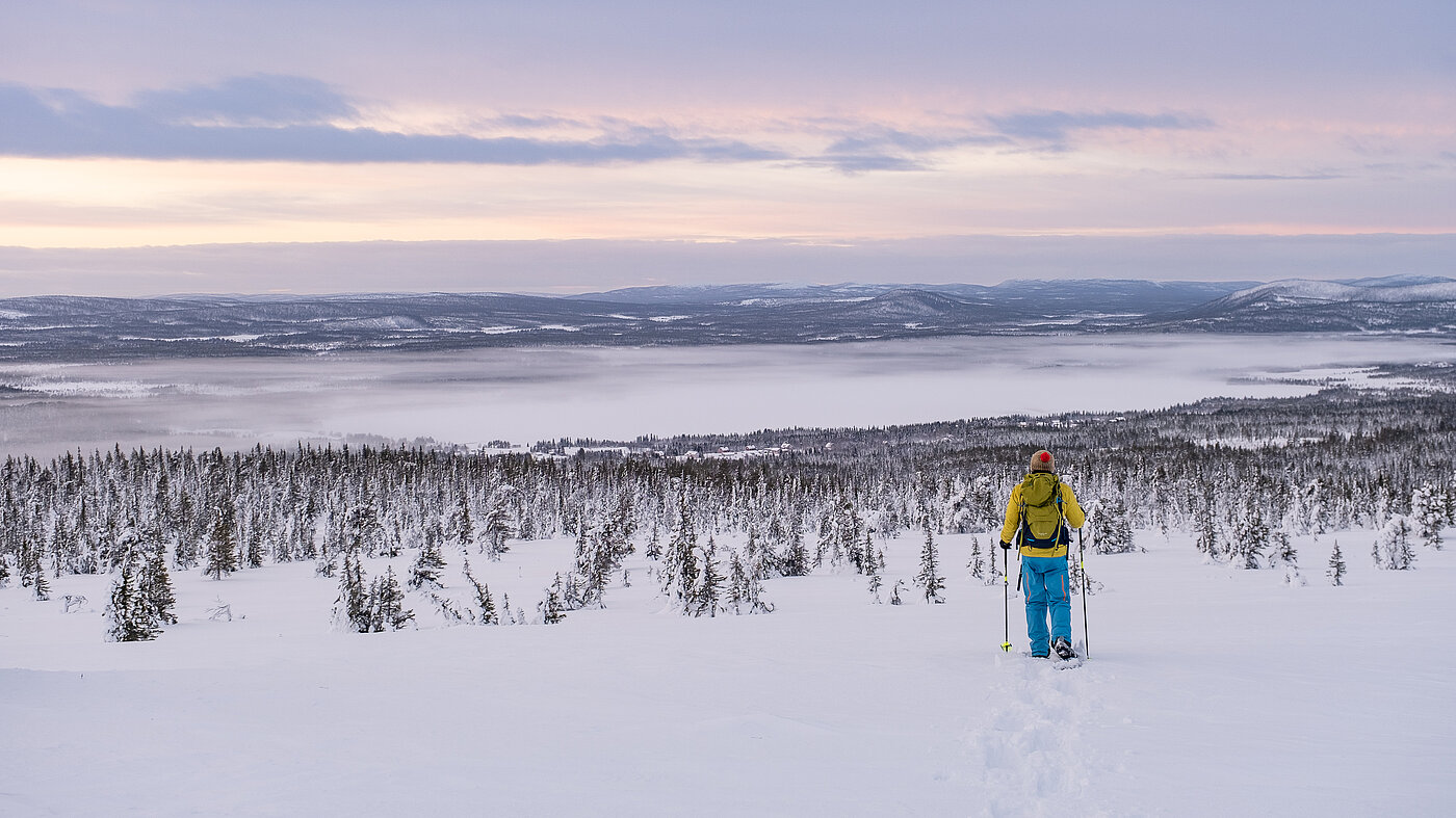 Schneeschuhwanderer in weiter Winterlandschaft Lappland