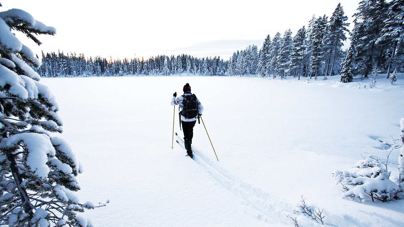 Skiwandern Lappland über gefrorenen See
