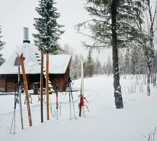 Wanderskier stecken im Schnee