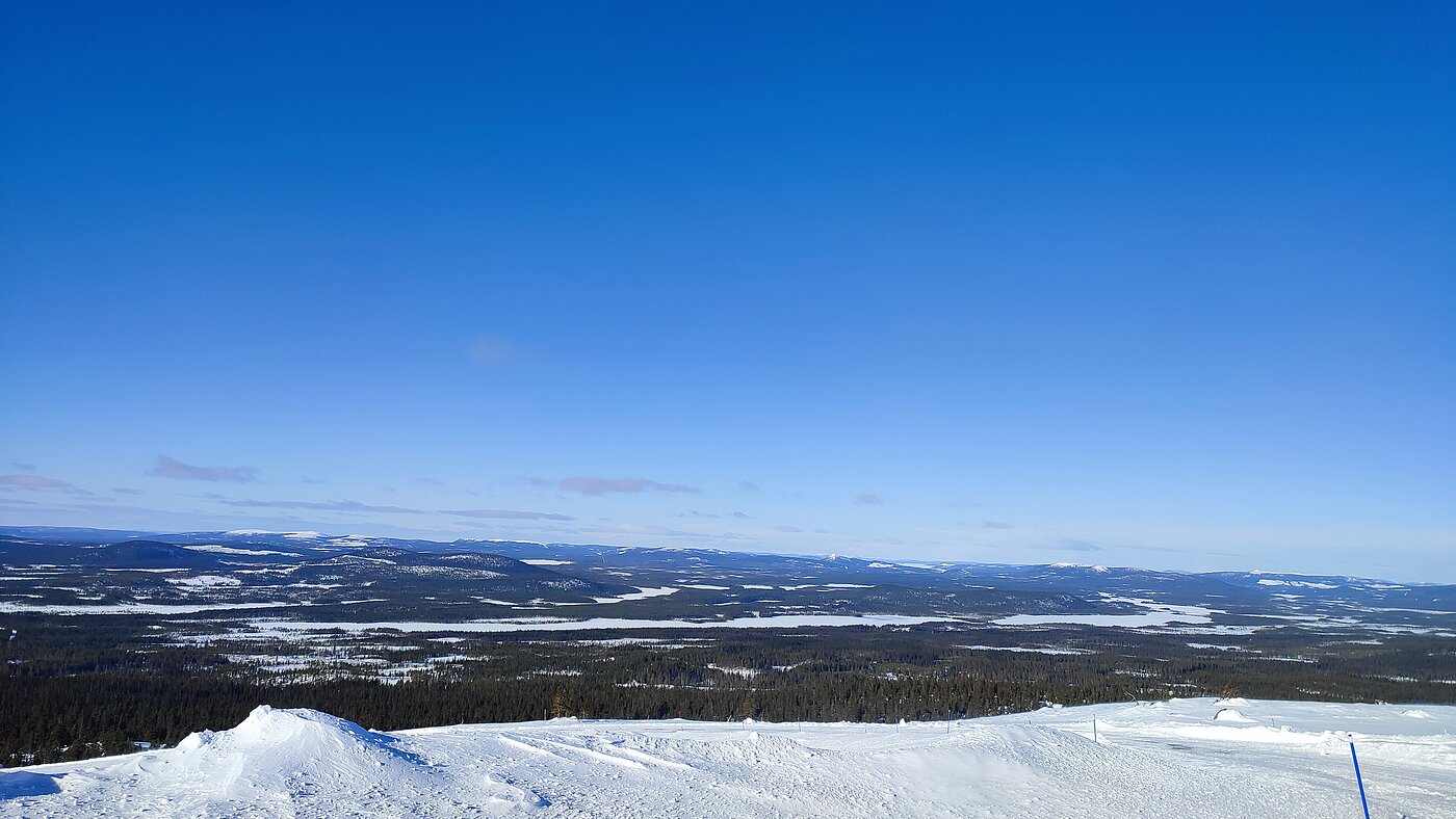 Weite Winterlandschaft auf dem Silbertrail Lappland