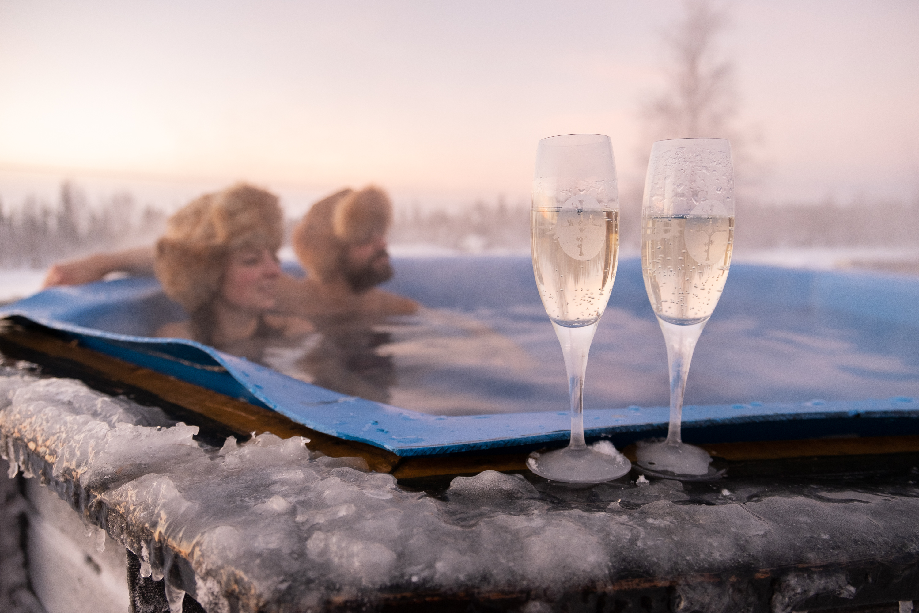 Sektgläser im Schnee bei Silvester in Lappland