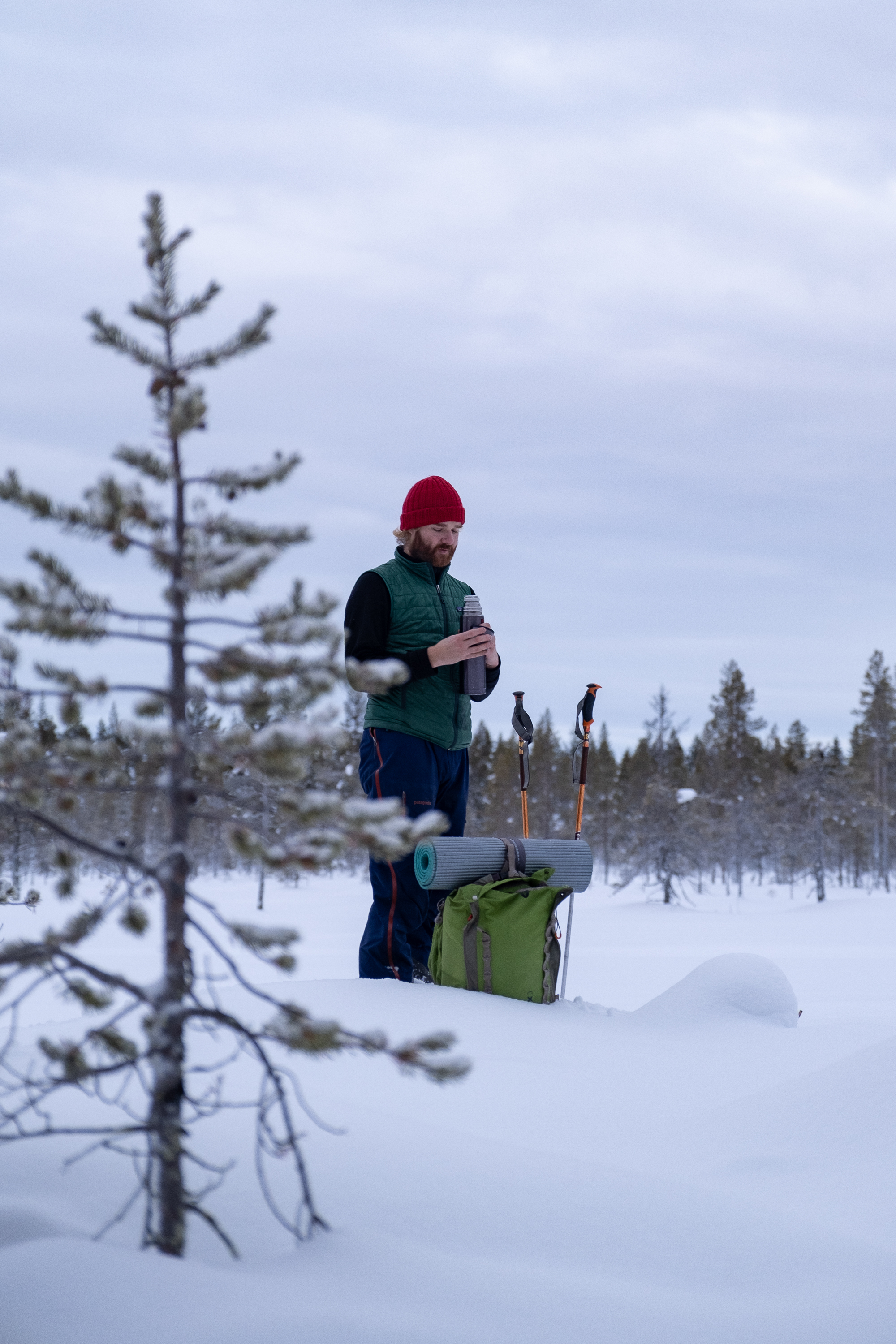 Guide beim Skiwandern Lappland Tee trinken im Schnee