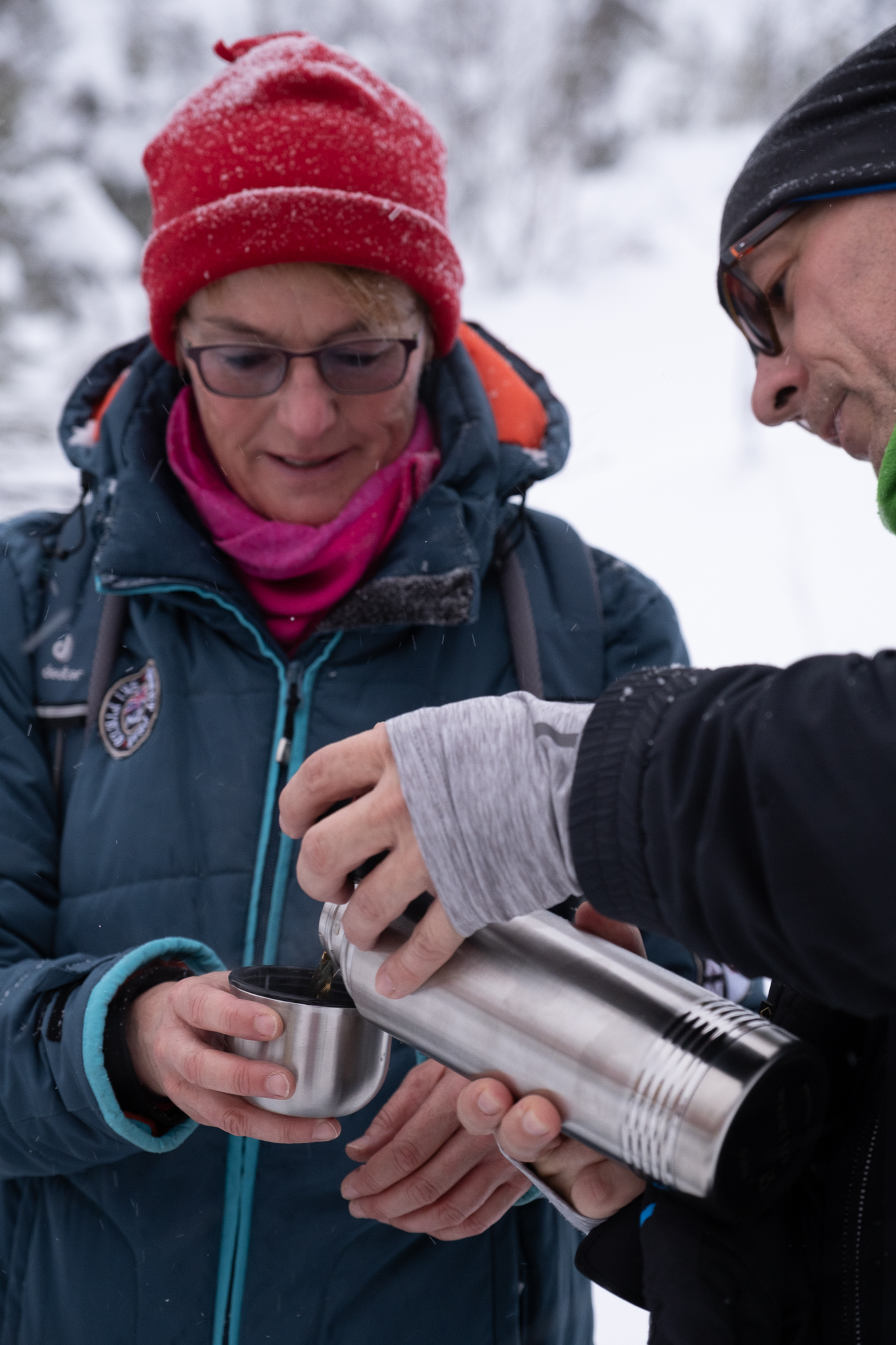 Warme Pause beim Schneeschuhwandern Lappland