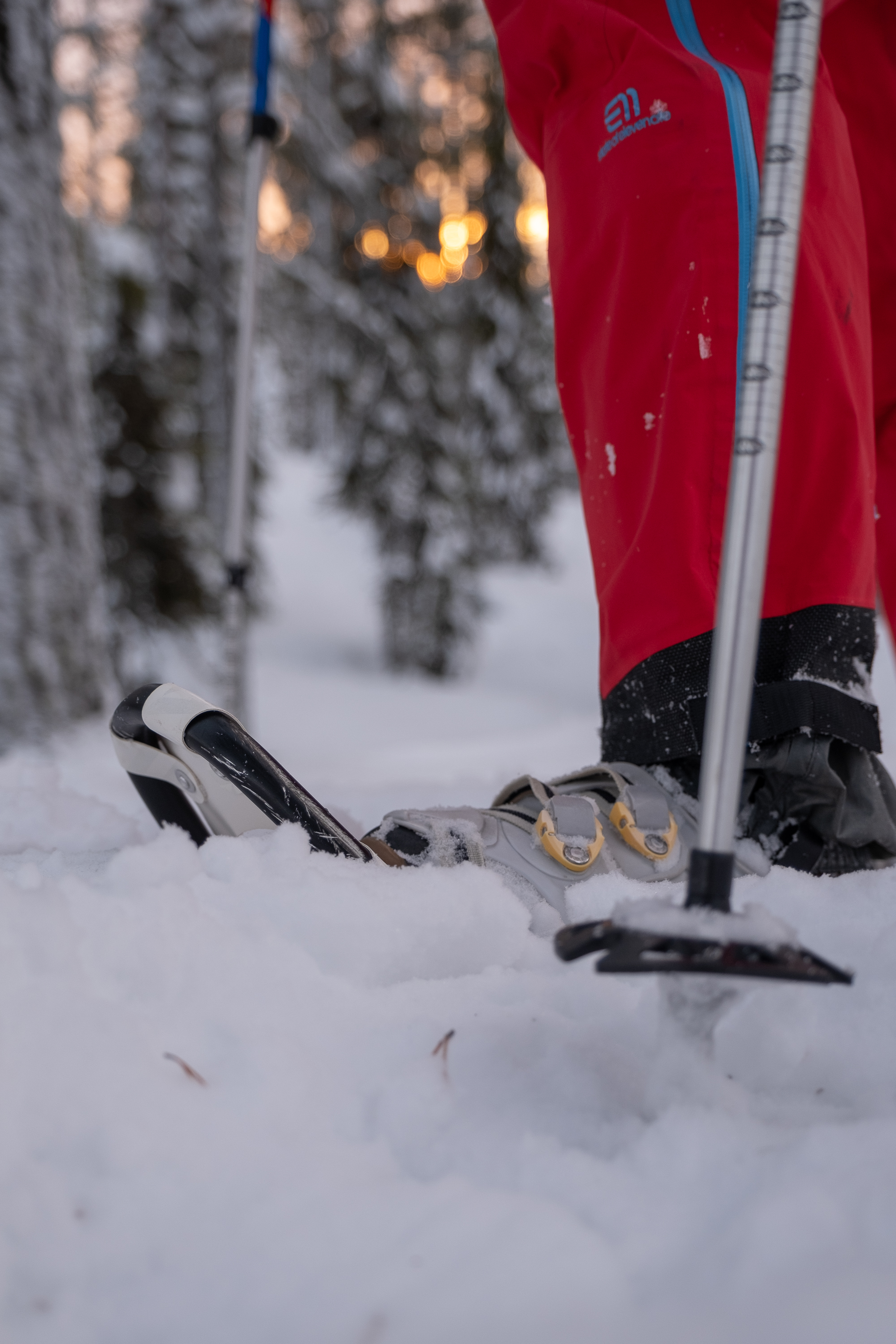 Schneeschuhe im tiefen Schnee bei Wintertour in Lappland