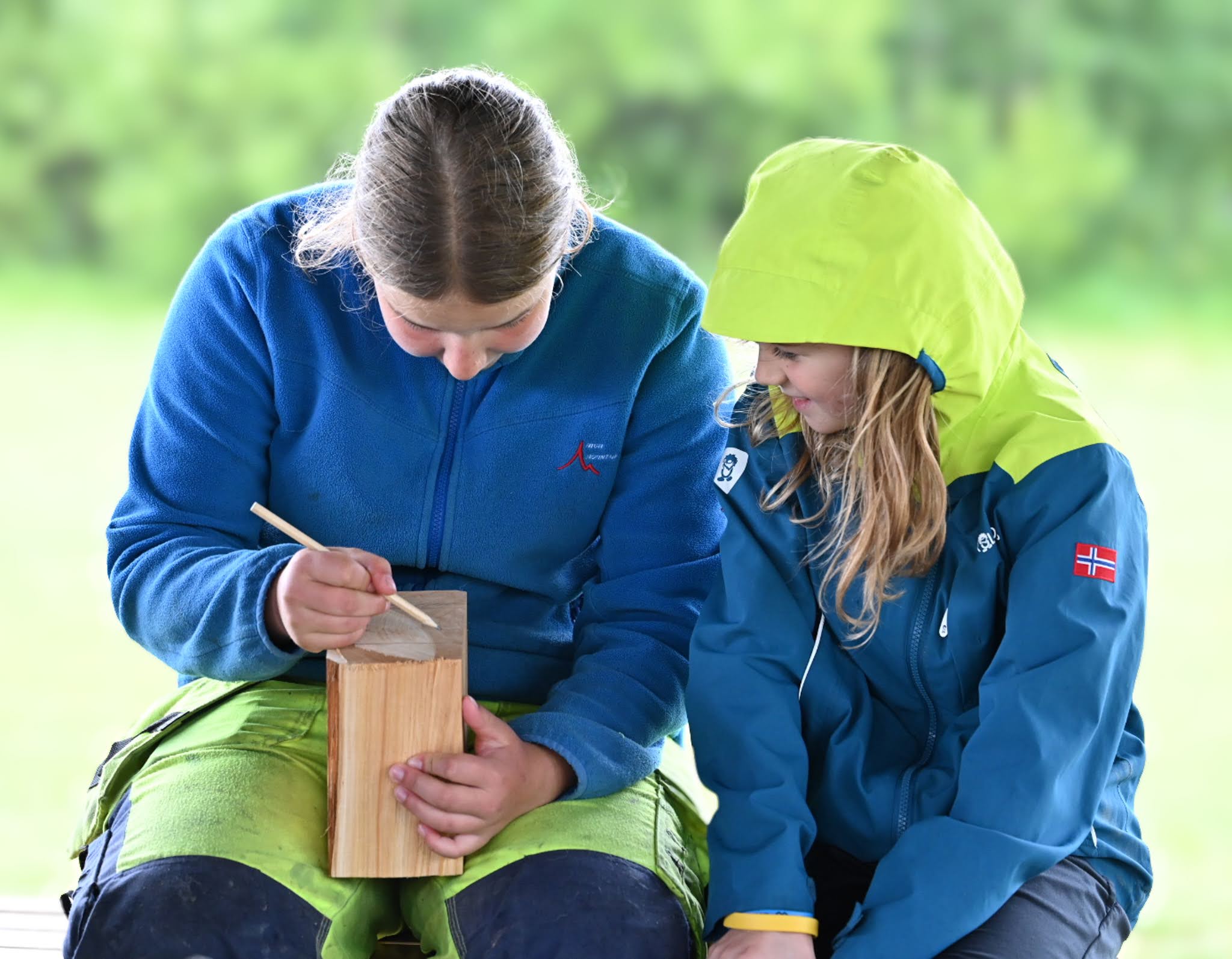 Kinder schnitzen in Lappland Familienwoche