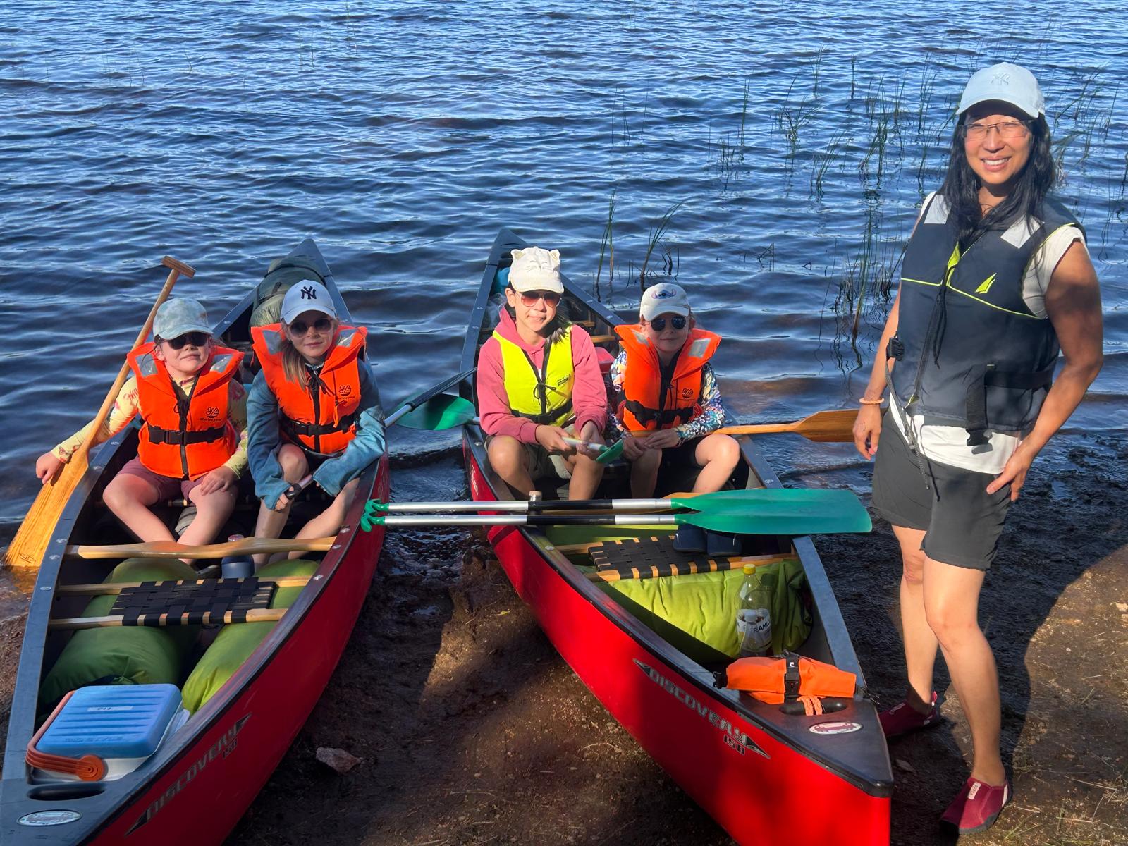 Kanutour Lappland Familie auf See Sommerurlaub Schweden