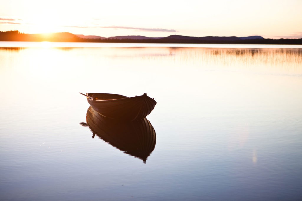 Holzboot auf dem See